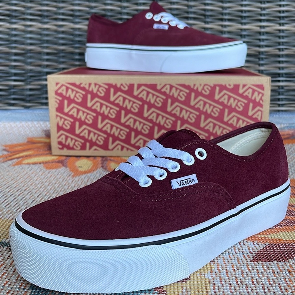Vans WMNS Authentic Platfor
(Suede) Port Royale/True
VN0ARAVRJNR Platforms